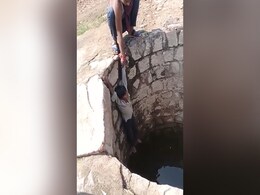 मध्य प्रदेश के छतरपुर जिले में चोरी के शक में एक नाबालिग लड़के को कुएं में लटका दिया मध्य प्रदेश के छतरपुर जिले में चोरी के शक में एक नाबालिग लड़के को कुएं में लटका दिया