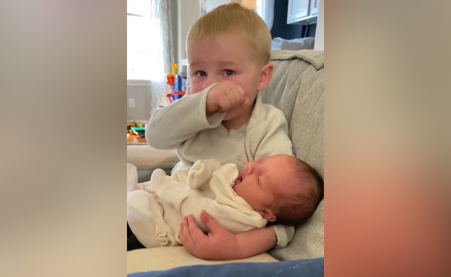 Cute Video: अपने छोटे भाई को देखकर रोने लगा ये बच्चा, वीडियो लोगों को भावुक कर रहा है