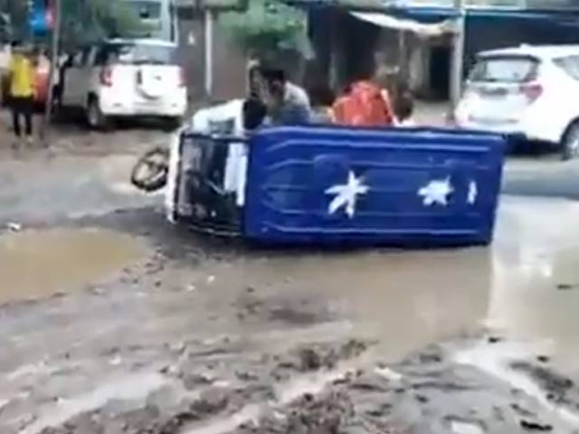 VIDEO: अफसरों के सामने सड़क पर बने गड्ढे में पलटा ई-रिक्शा, मदद करने की जगह किया अनदेखा
