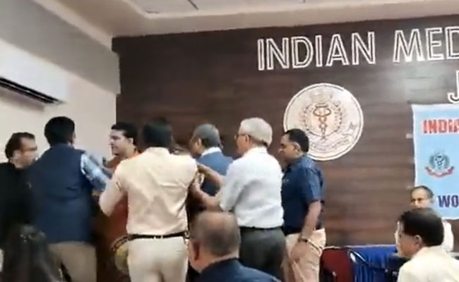 जबलपुर: IMA की स्टेट मीटिंग में डॉक्टरों का हंगामा, जमकर चले लात-घूंसे, वीडियो वायरल