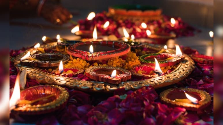 Dhanteras 2025: कब है धनतेरस? जानें इस दिन किस देवता के लिए कहां पर जलाएं दीये