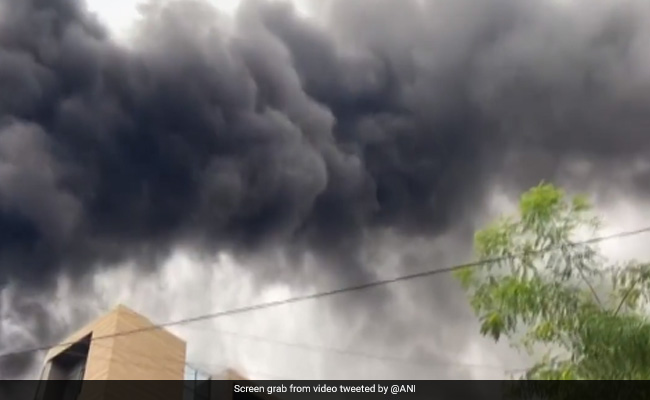 मुंबई में 12 मंजिला रिहायशी इमारत में लगी आग, तीन महिलाओं सहित 6 लोग अस्‍पताल में भर्ती