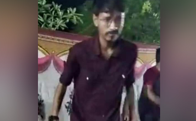 गरबा करने के दौरान युवक की हुई मौत, अस्‍पताल पहुंचाने वाले पिता की सदमे में गई जान, देखें वीडियो