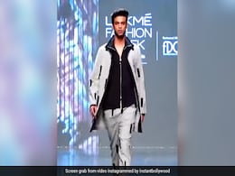 इरफान खान के बेटे बाबिल ने किया रैंप वॉक, हाव-भाव और स्टाइल देख फैन्स हुए हैरान, बोले- पापा की कार्बन कॉपी इरफान खान के बेटे बाबिल ने किया रैंप वॉक, हाव-भाव और स्टाइल देख फैन्स हुए हैरान, बोले- पापा की कार्बन कॉपी