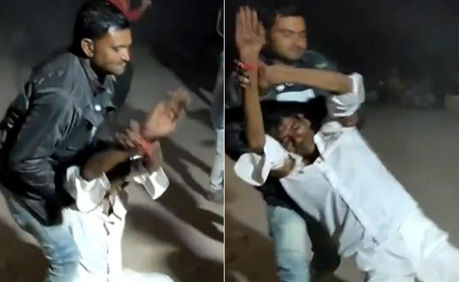 Video: डांस करते-करते खुद को नागिन समझ बैठा शख्स, लोगों का लगा डसने!