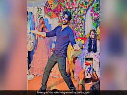 शादी में डांस करते नजर आए 'शाहरुख खान', किंग खान के डुप्लीकेट को देख फैंस बोले- 'कितनी फीस है भाई साहब' शादी में डांस करते नजर आए 'शाहरुख खान', किंग खान के डुप्लीकेट को देख फैंस बोले- 'कितनी फीस है भाई साहब'