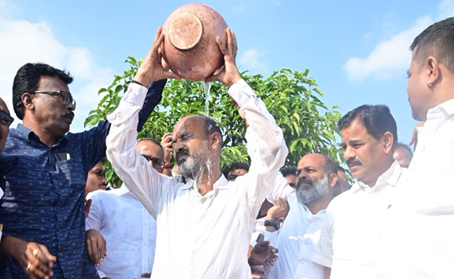 Telangana BJP Chief's Vow At Temple In Wet Clothes After Team KCR's Charge