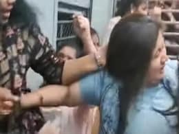 मुबंई लोकल में सीट के लिए महिलाओं में जमकर मारपीट, खूब चले लात घूंसे, नोंचे बाल, पुलिसकर्मी समेत 2 घायल मुबंई लोकल में सीट के लिए महिलाओं में जमकर मारपीट, खूब चले लात घूंसे, नोंचे बाल, पुलिसकर्मी समेत 2 घायल