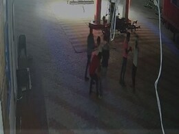 यूपी : महोबा में 4 बदमाशों ने पेट्रोल पंप पर की लूट, VIDEO वायरल होने पर भी मुकदमा दर्ज नहीं यूपी : महोबा में 4 बदमाशों ने पेट्रोल पंप पर की लूट, VIDEO वायरल होने पर भी मुकदमा दर्ज नहीं