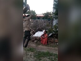 कैमरे में कैद : मां ने नहीं दिया पेंशन का पैसा तो बेटे ने फोड़ दिया सिर कैमरे में कैद : मां ने नहीं दिया पेंशन का पैसा तो बेटे ने फोड़ दिया सिर
