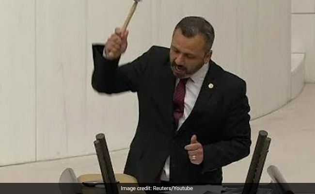 Turkey: सांसद ने हथौड़े से तोड़ा अपना फोन...इस नए कानून का कर रहे थे विरोध