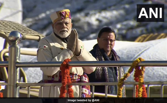 PM बनने के बाद छठी बार केदारनाथ पहुंचे नरेंद्र मोदी, विकास परियोजनाओं में लगे मजदूरों से की बात