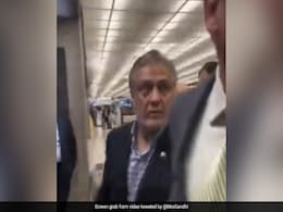 Pak Finance Minister Heckled At US Airport, Called "Liar", <i>"Chor"</i> Pak Finance Minister Heckled At US Airport, Called "Liar", <i>"Chor"</i>