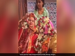 शादी के बीच में दुल्हन का घुंघट उठा कर दूल्हा देखने लगा चेहरा, लगा 440 वोल्ट का झटका- VIDEO शादी के बीच में दुल्हन का घुंघट उठा कर दूल्हा देखने लगा चेहरा, लगा 440 वोल्ट का झटका- VIDEO