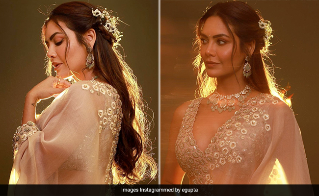 Esha Gupta Gives Her Glorious Shimmery <i>Lehenga</i> A Fairyland Touch With Floral Detailing
