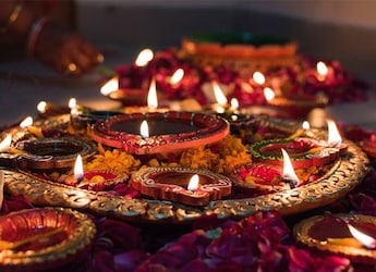 Diwali 2025: 5 Quick Snack Recipes That Are Sure To Light Up Your Diwali Menu Diwali 2025: 5 Quick Snack Recipes That Are Sure To Light Up Your Diwali Menu