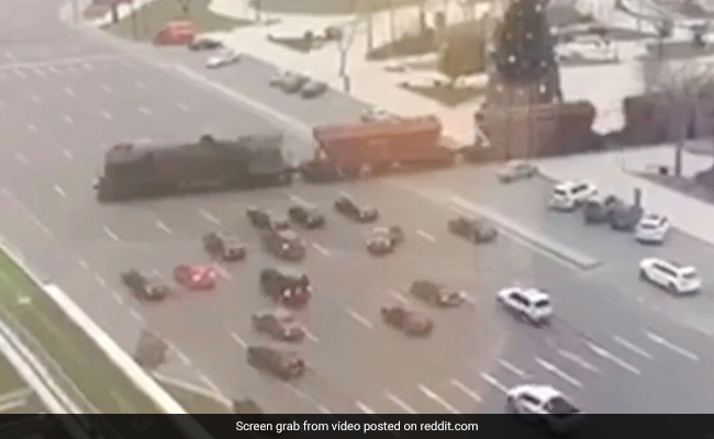 Old Video Shows Cargo Train Crossing Seven-Lane Busy Highway Without Any Warning