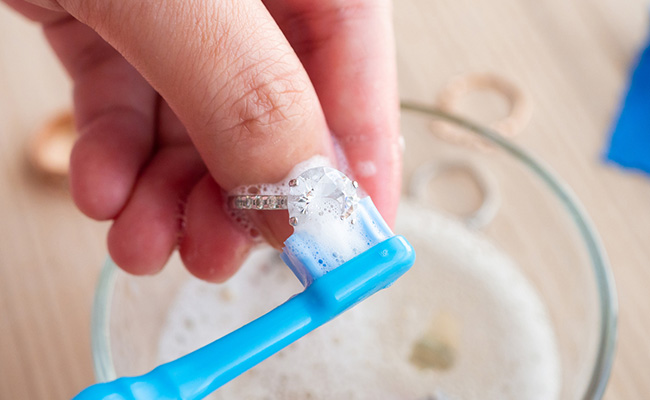 पुरानी चांदी को साफ करने के लिए आजमाएं ये 5 तरीके, दूर होगा Silver Jewellery का कालापन 