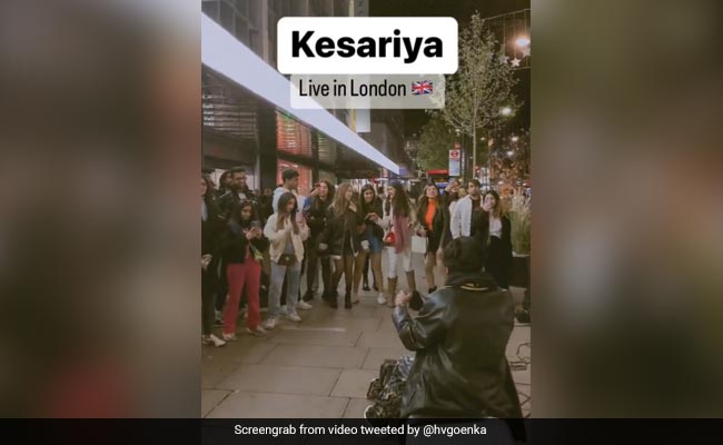Harsh Goenka Shares Video Of Street Musician Singing '<i>Kesariya</i>' In London