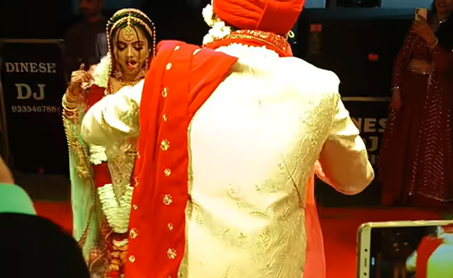 उर्मिला मातोंडकर का गाना ‘सपनों में मिलती है’ पर दूल्हा –दुल्हन ने जम कर किया डांस, देखते रह गए मेहमान