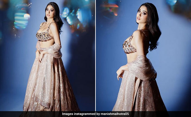Rose, Sparkle, Shine, Janhvi Kapoor's Glittery Rose Gold <i>Lehenga</i> Has It All