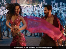 <i>Bhediya</i> Song <i>Thumkeshwari</i>: Kriti Sanon And Varun Dhawan Rule The Dance Floor. Bonus - Shraddha Kapoor <i>Bhediya</i> Song <i>Thumkeshwari</i>: Kriti Sanon And Varun Dhawan Rule The Dance Floor. Bonus - Shraddha Kapoor