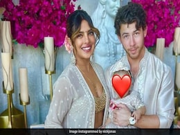 प्रियंका चोपड़ा-निक जोनस ने बेटी मालती के साथ सेलिब्रेट की पहली दिवाली, वायरल हुईं खूबसूरत फैमिली Pics प्रियंका चोपड़ा-निक जोनस ने बेटी मालती के साथ सेलिब्रेट की पहली दिवाली, वायरल हुईं खूबसूरत फैमिली Pics
