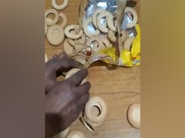 बिस्किट के पैकेट में 22 लाख की करेंसी छिपाकर ले जा रहा था विदेशी शख्स, मुंबई एयरपोर्ट पर पकड़ा गया बिस्किट के पैकेट में 22 लाख की करेंसी छिपाकर ले जा रहा था विदेशी शख्स, मुंबई एयरपोर्ट पर पकड़ा गया