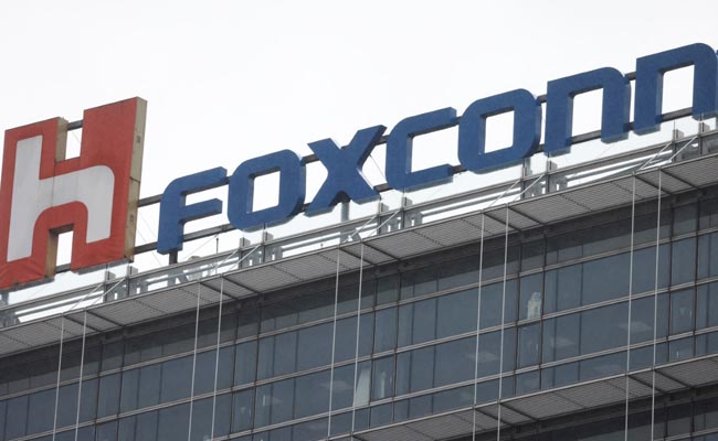 Workers Flee China's Largest iPhone Factory After Covid Lockdown