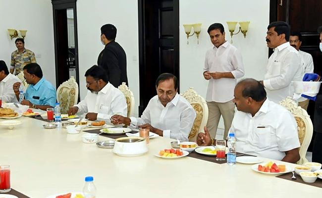 Ahead Of National Party Launch, KCR Meets Karnataka's HD Kumaraswamy