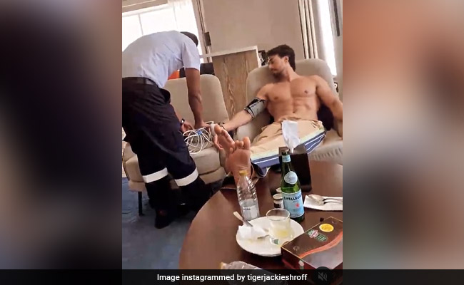 OMG ! ये क्या हुआ टाइगर श्रॉफ की तबीयत को ? BP चेक करवाते हुए एक्टर का वीडियो हुआ वायरल