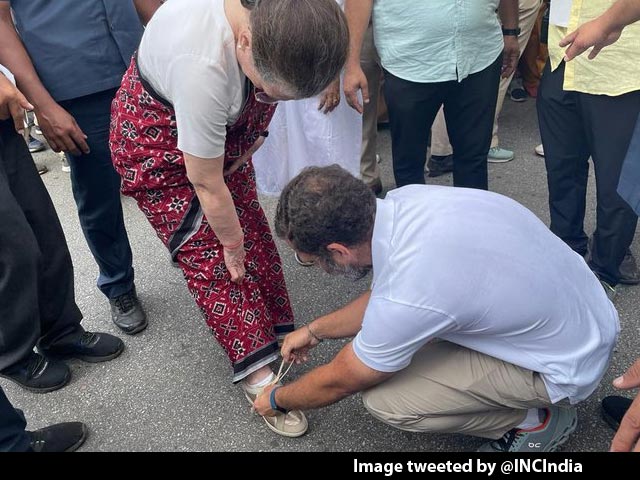Watch: Rahul Gandhi Ties Sonia Gandhi's Shoelaces At Congress March