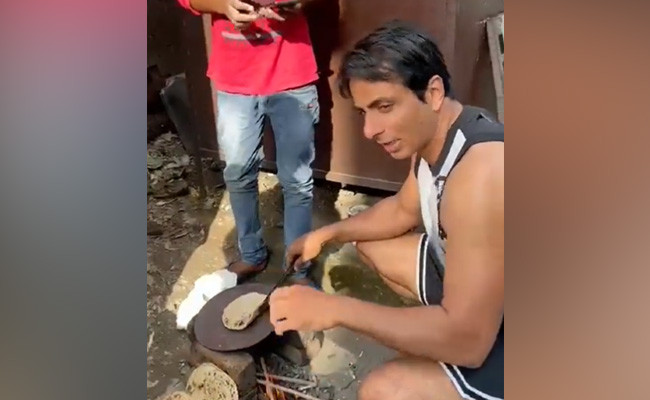 सोनू सूद ने गार्ड के लिए बनाई रोटी, वीडियो देख लोगों ने कहा- सर आपने तो दिल जीत लिया!