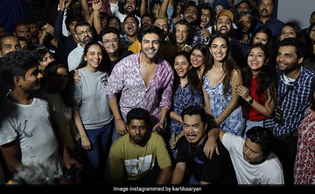 Watch: Kartik Aaryan Grooves To <i>Tunak Tunak Tun</i> At <i>Satyaprem Ki Katha</i> Wrap Up Party