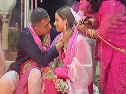 Video:भरे मंडप में दुल्हन ने किया दूल्हे को किस, देखते रह गए घराती-बराती Video:भरे मंडप में दुल्हन ने किया दूल्हे को किस, देखते रह गए घराती-बराती