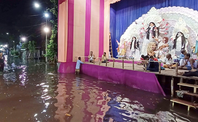 अगले 3 दिन बंगाल में बारिश, दुर्गा पूजा उत्सव पर पड़ा असर, पानी में डूबे पंडाल