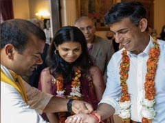 कलाई में कलावा, गले में फूलों की माला - ऋषि सुनक ने हिन्दू रीति-रिवाज़ से PM हाउस में किया प्रवेश कलाई में कलावा, गले में फूलों की माला - ऋषि सुनक ने हिन्दू रीति-रिवाज़ से PM हाउस में किया प्रवेश