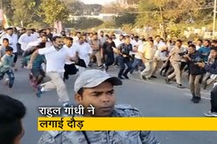 जब राहुल गांधी भारत जोड़ो यात्रा में अचानक दौड़ने लगे जब राहुल गांधी भारत जोड़ो यात्रा में अचानक दौड़ने लगे
