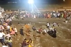 कैमरे में कैद : जब जलपाईगुड़ी में अचानक आई बाढ़ में बह गए लोग कैमरे में कैद : जब जलपाईगुड़ी में अचानक आई बाढ़ में बह गए लोग