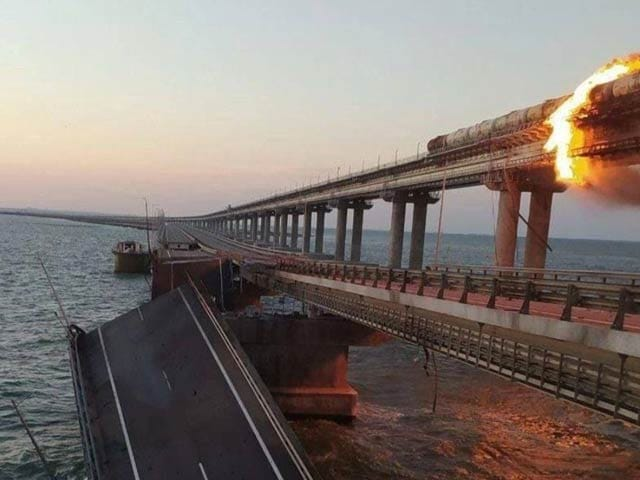 वीडियो : क्रीमिया को रूस से जोड़ने वाले पुल पर भीषण विस्फोट