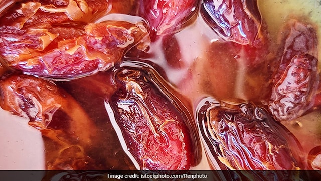 The correct way to consume soaked dates depends on personal preference and dietary needs