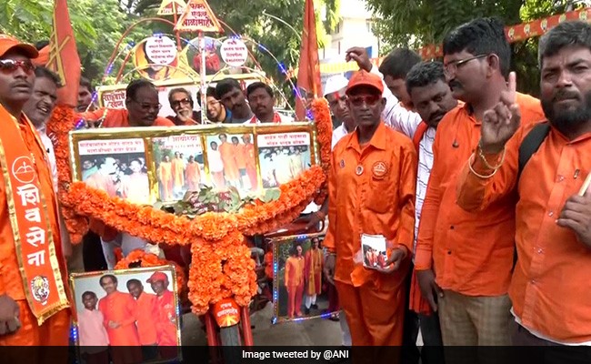 शिवसेना के दोनों धड़ों की दशहरा रैलियां : समर्थकों को लाने के लिए लगाई गईं 5,000 बसें, स्पेशल ट्रेन