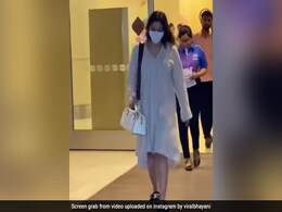 VIDEO: कैजुअल लुक में एयरपोर्ट पर स्पॉट हुईं आलिया भट्ट, चेहरे पर नजर आया प्रेग्नेंसी ग्लो VIDEO: कैजुअल लुक में एयरपोर्ट पर स्पॉट हुईं आलिया भट्ट, चेहरे पर नजर आया प्रेग्नेंसी ग्लो