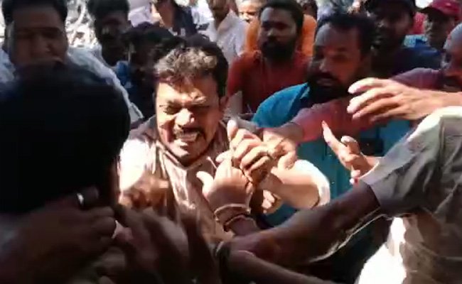 Video: BJP Corporator's Husband Thrashed By Civic Staff At Police Station