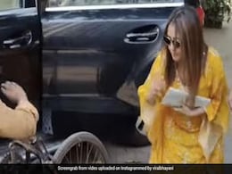 नेहा कक्कड़ ने इस शख्स को कुछ इस तरह दिए पैसे, फैन्स का फूट पड़ा गुस्सा नेहा कक्कड़ ने इस शख्स को कुछ इस तरह दिए पैसे, फैन्स का फूट पड़ा गुस्सा