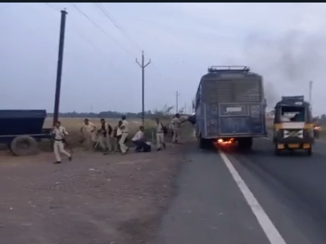 VIDEO: बिहार पुलिस की बस के नीचे आग में झुलसता रहा शख्स, पुलिसवाले निकलकर भागे
