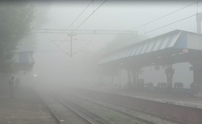 राजधानी दिल्ली सहित एनसीआर में आज कोहरे ने दी दस्तक, देखिए फोटो और वीडियो