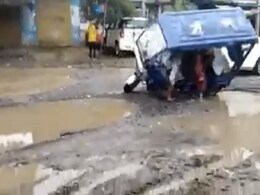 VIDEO: अफसरों के सामने गड्ढे में पलटा ई-रिक्शा, मदद करने की जगह किया अनदेखा VIDEO: अफसरों के सामने गड्ढे में पलटा ई-रिक्शा, मदद करने की जगह किया अनदेखा