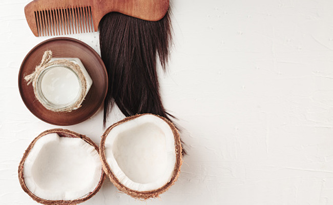 बालों के लिए क्यों है नारियल का तेल अच्छा और किस हेयर टाइप के लोगों को लगाना चाहिए Coconut Oil, जानें यहां 