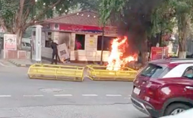 महिला ने घूरने का लगाया था आरोप, पुलिस ने जड़ा थप्पड़ तो 24 घंटे बाद युवक ने किया ये काम...